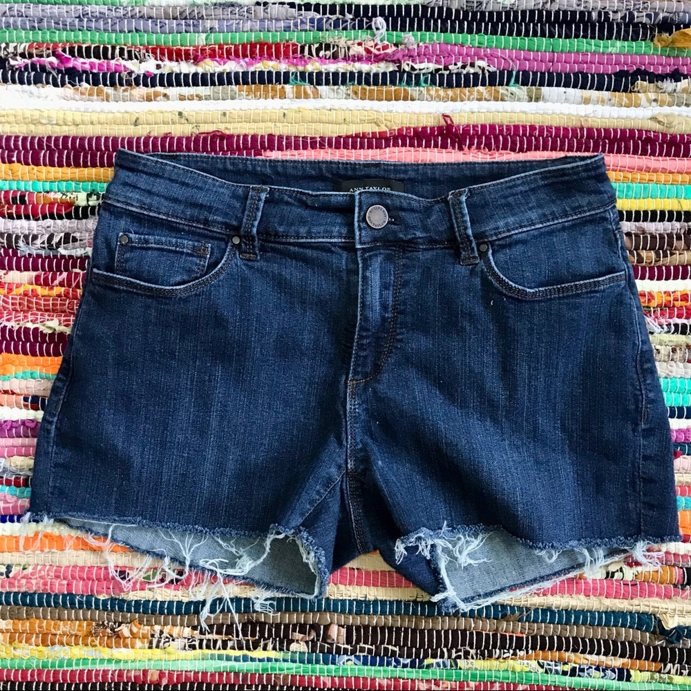 Ann Taylor ~ Curvy Fit cutoff jean shorts